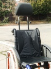 Podhlavník pro vozík s posádkou a nízkou zádovou opěrkou.